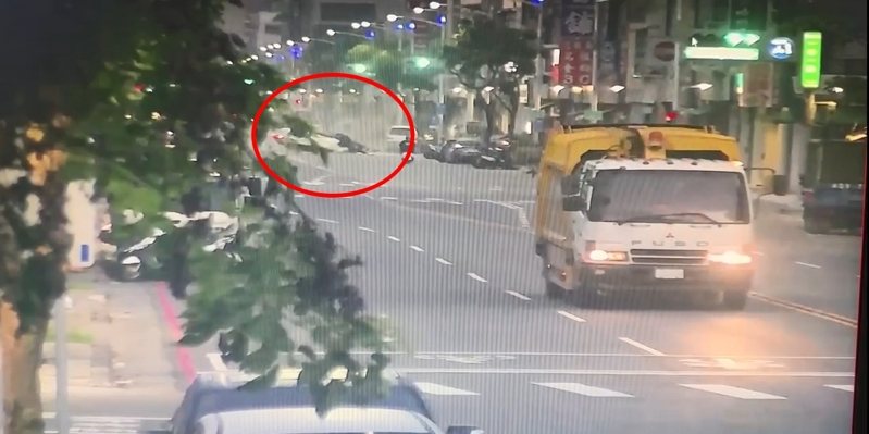 楊姓男子今清晨駕車搭載方姓女友人返家，在高市前鎮區一心一路時，疑疲勞駕駛，逆向撞上遊覽車，再衝撞路邊車輛後，失控翻覆路中央，幸僅2人受傷。記者石秀華／翻攝