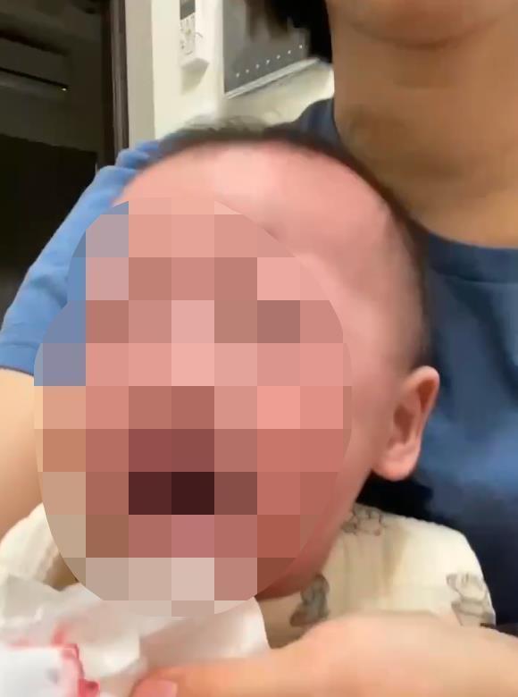 高雄一名陳姓保母被控訴照顧嬰兒時，拿毛巾蓋住嬰兒頭部並用力往地上壓，甚至讓嬰兒獨自從沙發上跌落地面，嬰兒當下滿嘴鮮血。記者宋原彰／翻攝