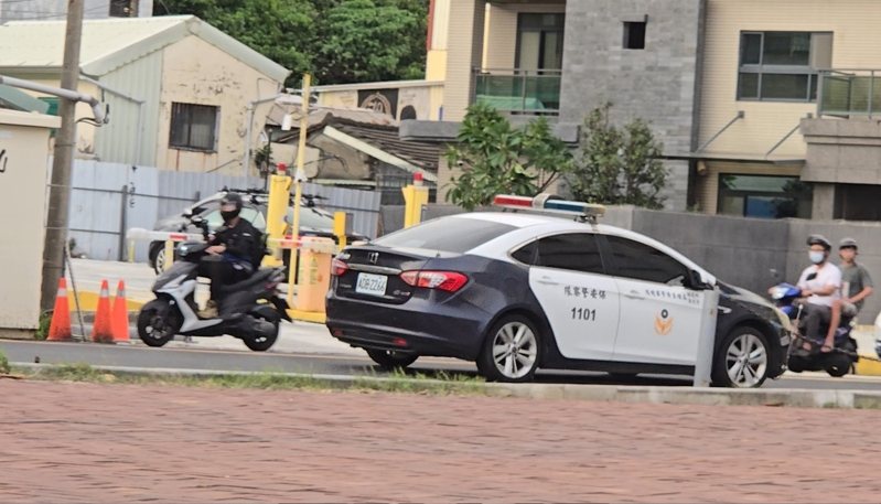高雄警方在西子灣中山大學周圍路段(圖)、博愛路、中山路沿線、鹽埕區七賢路、鳳山區中山東路、大社區翠屏路加強巡邏,遏制噪音車輛。記者王勇超/攝影 高雄警方在西子灣中山大學周圍路段(圖)、博愛路、中山路沿線、鹽埕區七賢路、鳳山區中山東路、大社區翠屏路加強巡邏,遏制噪音車輛。記者王勇超/攝影