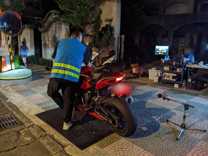 蘆竹警方周末晚間與環、監單位聯合執行「靜桃專案」稽查,共查獲7輛改裝噪音機車,環保人員立即開立舉發單及車輛複驗單。記者周嘉茹/翻攝 蘆竹警方周末晚間與環、監單位聯合執行「靜桃專案」稽查,共查獲7輛改裝噪音機車,環保人員立即開立舉發單及車輛複驗單。記者周嘉茹/翻攝
