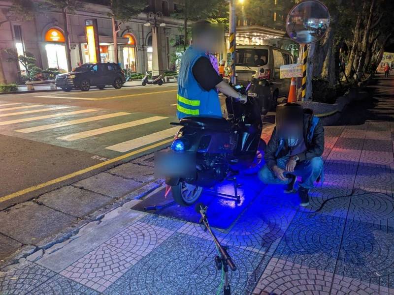 一輛紫色機車改裝排氣管,遠遠就聽到相當大的噪音聲響,加上機車底部改造加裝紫色氣氛燈,還在遠處就引起員警注意。記者周嘉茹/翻攝 一輛紫色機車改裝排氣管,遠遠就聽到相當大的噪音聲響,加上機車底部改造加裝紫色氣氛燈,還在遠處就引起員警注意。記者周嘉茹/翻攝