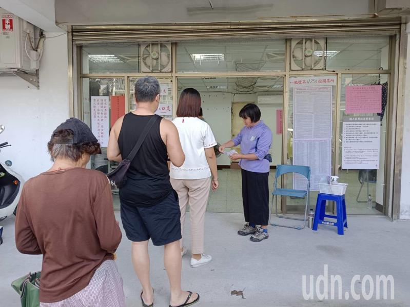 基隆市長謝國樑罷免案今天投票，圖為中山區仁正里上午投票情形。記者邱瑞杰／攝影