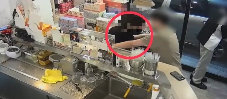 北市大安區一間日本鮮奶茶專賣店擺放限量「Labubu」公仔，遭吸毒男子意圖偷走，店長發現立刻制止。記者翁至成／翻攝