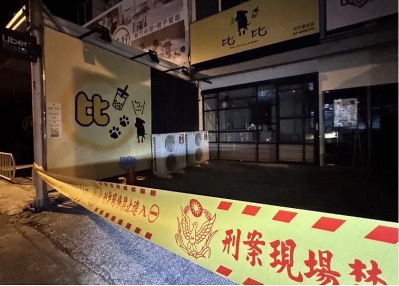 憤怒民眾發動私刑正義砸虐童案嫌犯所開設飲料店,警方拉起封鎖線,呼籲民眾冷靜。記者黃羿馨/攝影 憤怒民眾發動私刑正義砸虐童案嫌犯所開設飲料店,警方拉起封鎖線,呼籲民眾冷靜。記者黃羿馨/攝影