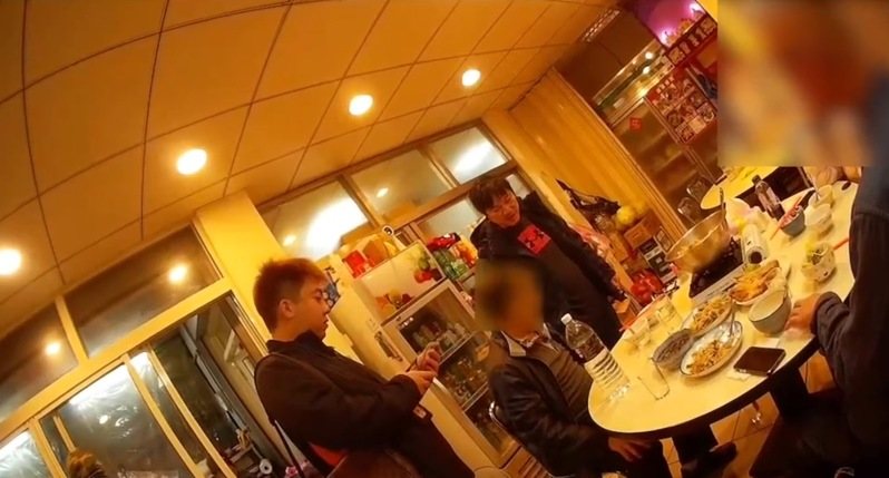士林專案小組在陳來發至熱炒店用餐,請其配合調查。記者蕭雅娟/翻攝 士林專案小組在陳來發至熱炒店用餐,請其配合調查。記者蕭雅娟/翻攝