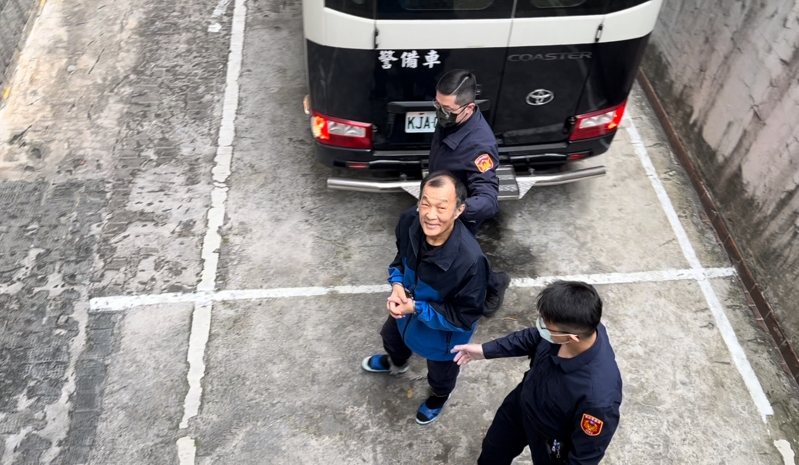 角頭陳來發(中)涉殺人罪,自白為了養小孩才會逃亡隱姓埋名,日前移審續押看守所。記者蕭雅娟/攝影 角頭陳來發(中)涉殺人罪,自白為了養小孩才會逃亡隱姓埋名,日前移審續押看守所。記者蕭雅娟/攝影