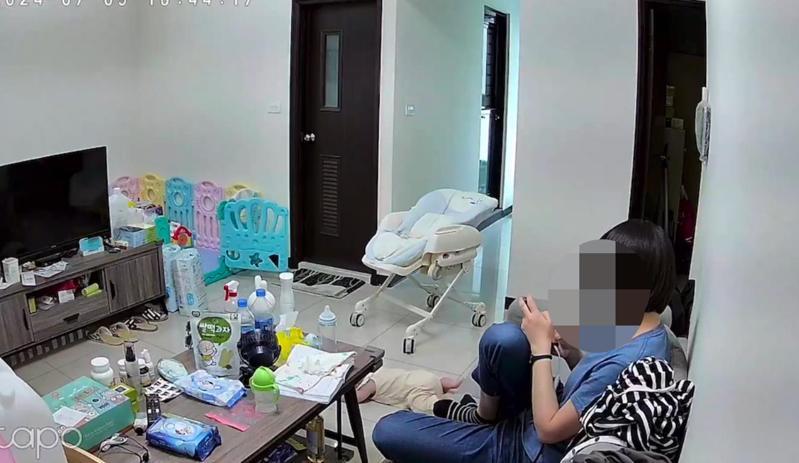 高雄一名陳姓保母被控訴照顧嬰兒時，拿毛巾蓋住嬰兒頭部並用力往地上壓，甚至讓嬰兒獨自從沙發上跌落地面，嬰兒當下滿嘴鮮血。記者宋原彰／翻攝