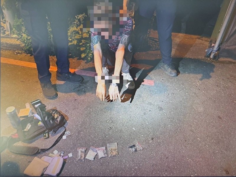 54歲的孫姓男子前天深夜在苗栗縣公館鄉街頭，涉嫌身懷毒品及子彈，警方當場逮捕。圖／苗栗警察分局提供