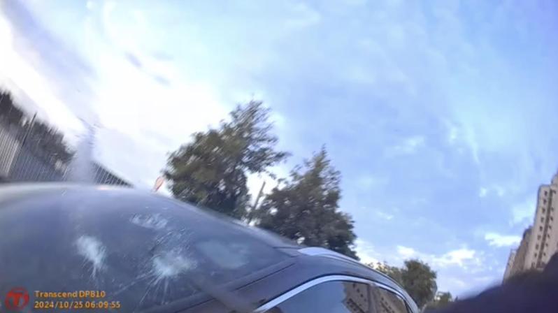 警方喝令黃男下車卻不配合，擔心對方又加速衝撞使用警棍破窗。記者曾健祐／翻攝