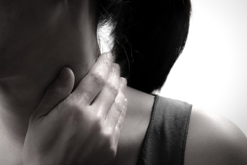 一名醫師透露，遇過一位女性自述被性侵多次，引起一位女網友分享自己的經歷，表示被性侵後會避免肢體接觸，照片為示意圖，非內文當事人。  圖／ingimage