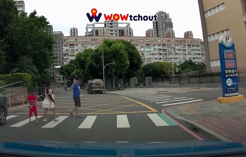 汽車在斑馬線停下禮讓孩子們過馬路,年紀較大走在前面的男童、女童很有禮貌,先後舉手向駕駛致謝才邁步向前快速通過。圖/翻攝WoWtchout地圖型行車影像分享平台 汽車在斑馬線停下禮讓孩子們過馬路,年紀較大走在前面的男童、女童很有禮貌,先後舉手向駕駛致謝才邁步向前快速通過。圖/翻攝WoWtchout地圖型行車影像分享平台
