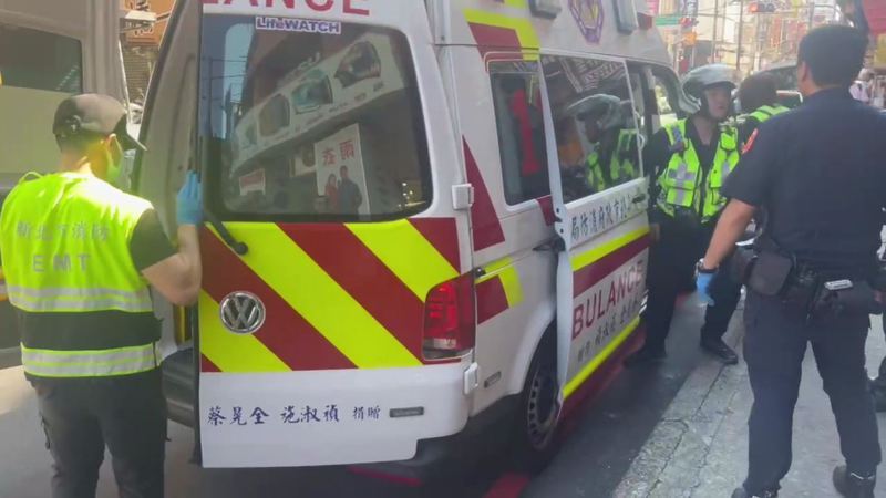 救護人員將朱男送醫治療。記者黃子騰/翻攝 救護人員將朱男送醫治療。記者黃子騰/翻攝