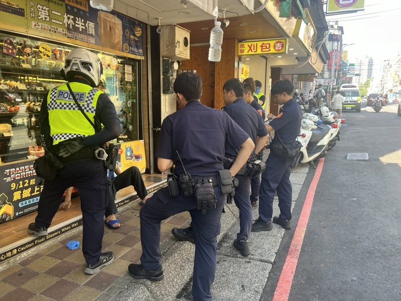 板橋警方與救護人員詢問朱男是否受傷。記者黃子騰/翻攝 板橋警方與救護人員詢問朱男是否受傷。記者黃子騰/翻攝