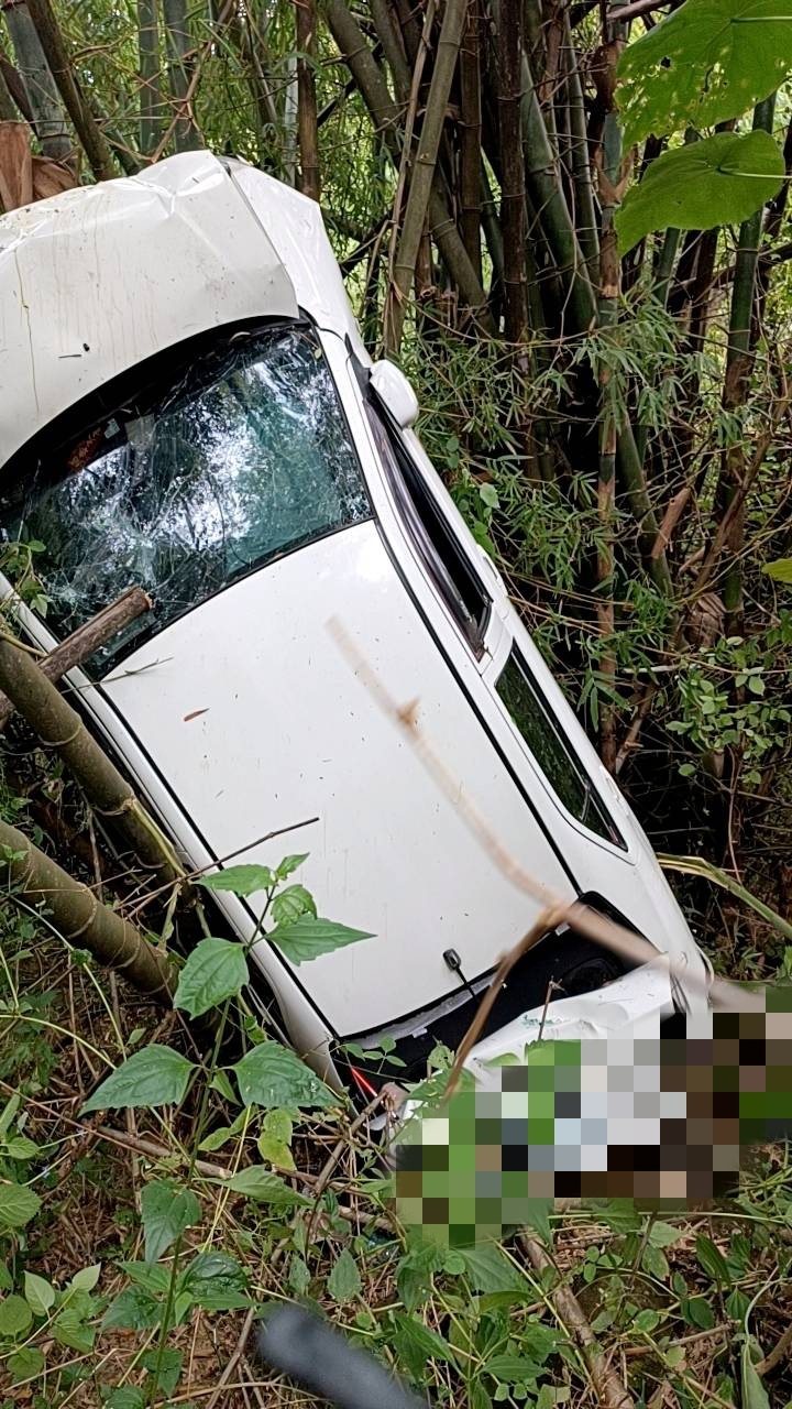 南市南化山區今下午傳出休旅車衝入溪谷,駕駛骨折挫傷送醫。圖/民眾提供 南市南化山區今下午傳出休旅車衝入溪谷,駕駛骨折挫傷送醫。圖/民眾提供
