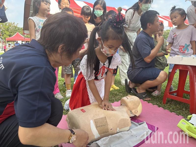 為防制兒少意外，打造安全環境，雲林縣府今天以幼嬰兒發生意外的3大主題，舉辦常識闖關和救護操作，指導如何讓孩子安全玩樂成長。記者蔡維斌／攝影