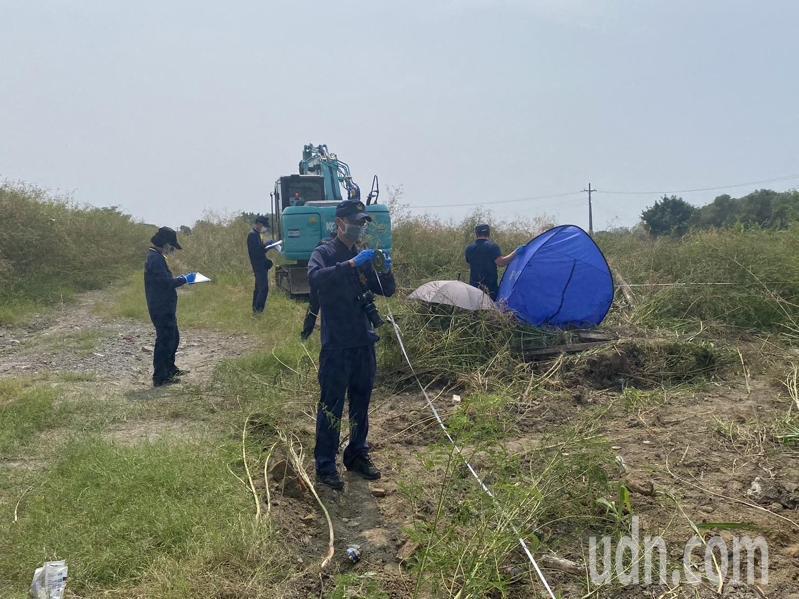 高雄梓官區通港路一處空地今天早上發現男屍,因身分不明,警方已採DNA檢驗。記者石秀華/攝影 高雄梓官區通港路一處空地今天早上發現男屍,因身分不明,警方已採DNA檢驗。記者石秀華/攝影