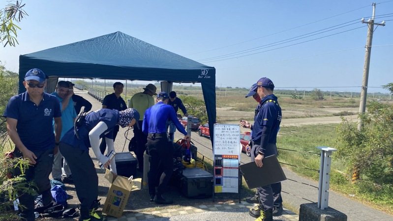 嘉義縣消防局連日搜索,在今天中午於朴子溪下游近台82線快速道路河岸邊附近發現1具男性浮屍。圖/翻攝畫面 嘉義縣消防局連日搜索,在今天中午於朴子溪下游近台82線快速道路河岸邊附近發現1具男性浮屍。圖/翻攝畫面