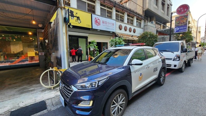 新竹縣竹北一間健身工作室的2名葉姓健身教練涉嫌嚴重虐童行為，引起公憤，昨晚疑似葉姓教練在竹北市莊敬二街開設的茶飲店遭人砸店，警方今天派員到現場駐守。記者胡蓬生／攝影