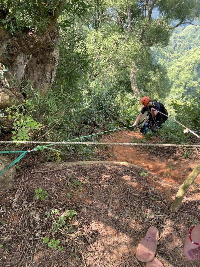 彰化縣劉姓婦人今天與丈夫到赤水崎步道爬山時，劉婦不慎跌落山谷，消防人員前往搶救，劉婦仍傷重身亡。圖／彰化消防局提供