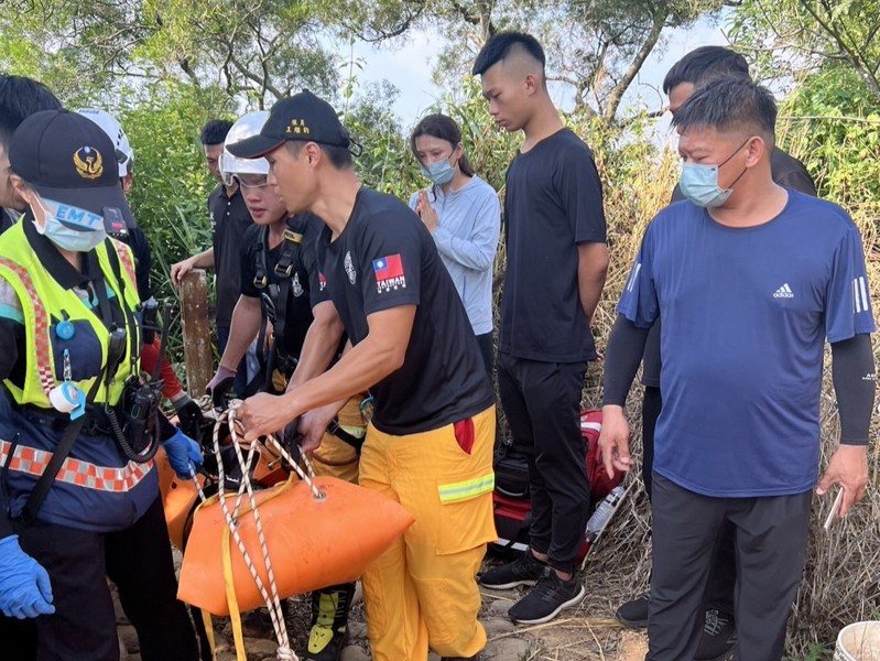 彰化一對夫妻今上午爬內樹尾山，妻子不慎失足墜落50米陡坡，被救出時已不幸身亡。圖／南投縣消防局提供