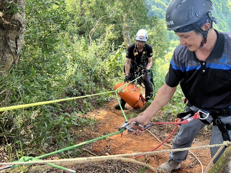彰化一對夫妻今上午爬內樹尾山，妻子不慎失足墜落50米陡坡，被救出時已不幸身亡。圖／南投縣消防局提供