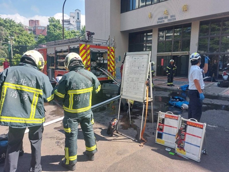 台北榮總傳出火警，火勢撲滅燒毀一台洗衣機，現場無人受傷。記者蕭雅娟／翻攝