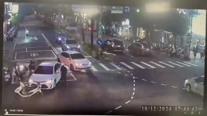 永和分局巡邏警員經過立即將白色轎車攔下。記者黃子騰／翻攝