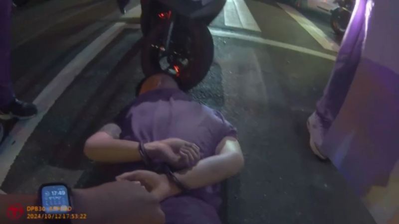 警方將駕駛曾男及車上乘客壓制逮捕。記者黃子騰／翻攝