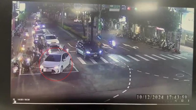 曾男開車(紅圈處)攔下騎機車的張姓小隊長。記者黃子騰／翻攝
