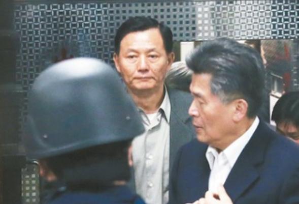 在高雄監獄挾持事件中遭挾持的前典獄長陳世志（中）。本報資料照片