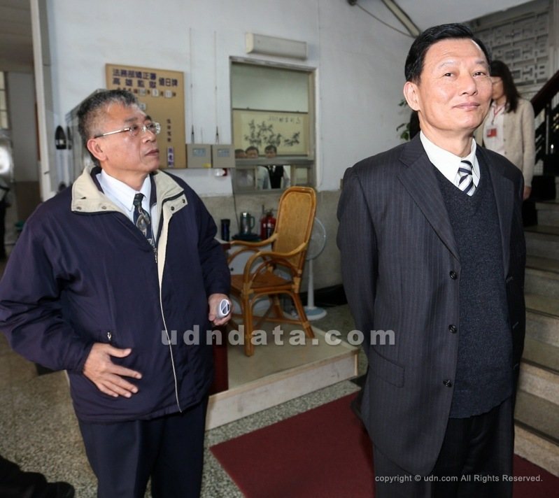 前雄監典獄長陳世志（右）與副典獄長賴政榮（左）因2015年監獄暴動事件過失，司法院公務員懲戒委員會判降級改敘。圖／報系資料照片