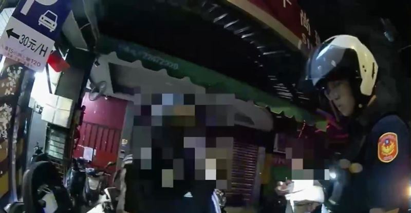 警方將石姓騎士攔下開單告發。記者黃子騰／翻攝