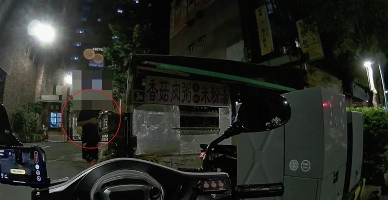 醉漢(紅圈處)經過時突然對警員嗆聲。記者黃子騰／翻攝