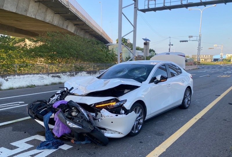 一輛轎車、一輛機車今天下午在台61線苗栗縣竹南鎮路口相撞，騎乘機車的表兄弟身體多處擦挫傷、流鼻血，送醫無生命危險，事故原因由警方調查釐清中。圖／民眾提供