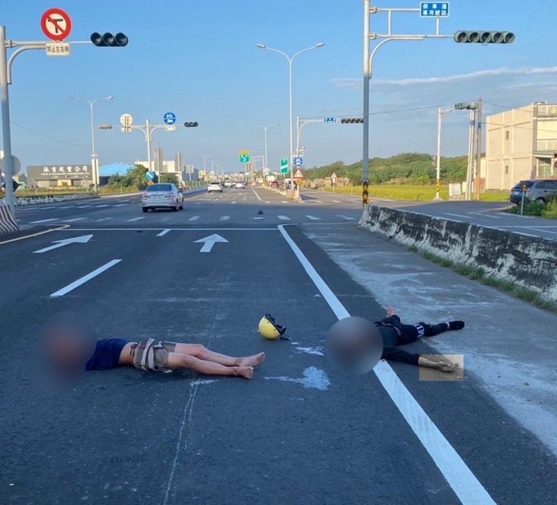 一輛轎車、一輛機車今天下午在台61線苗栗縣竹南鎮路口相撞，騎乘機車的表兄弟身體多處擦挫傷、流鼻血，送醫無生命危險，事故原因由警方調查釐清中。圖／民眾提供