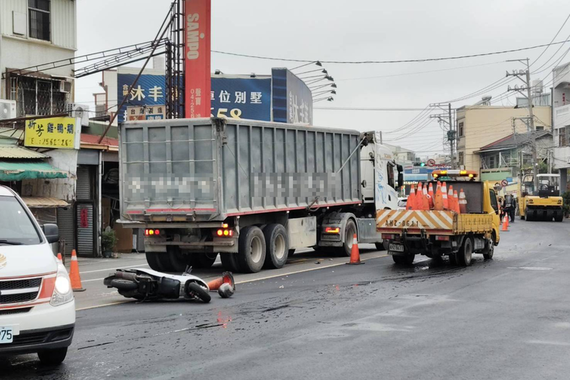 台中市神岡區今天下午發生死亡車禍,機車騎士當場死亡。記者游振昇/攝影 台中市神岡區今天下午發生死亡車禍,機車騎士當場死亡。記者游振昇/攝影