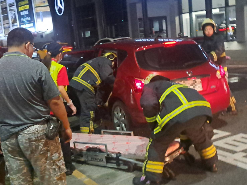 肇事車輛疑似過彎失控，高速撞上中央分隔島後彈飛，再撞擊對向2車，男駕駛當場失去心跳呼吸。圖／讀者提供