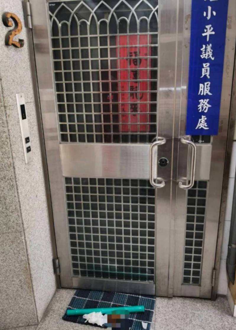 「抗議常客」田山盛國今天早上在北市議員鍾小平服務處外,留下一坨大便。記者翁至成/翻攝 「抗議常客」田山盛國今天早上在北市議員鍾小平服務處外,留下一坨大便。記者翁至成/翻攝