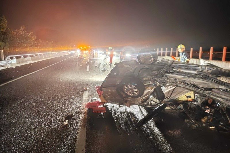 林男前天深夜駕車行經國道三號南下雲林斗六段自撞護欄翻覆車道上，後方廂型車閃避不及撞上，車體嚴重變形，造成兩人死亡。記者蔡維斌／翻攝
