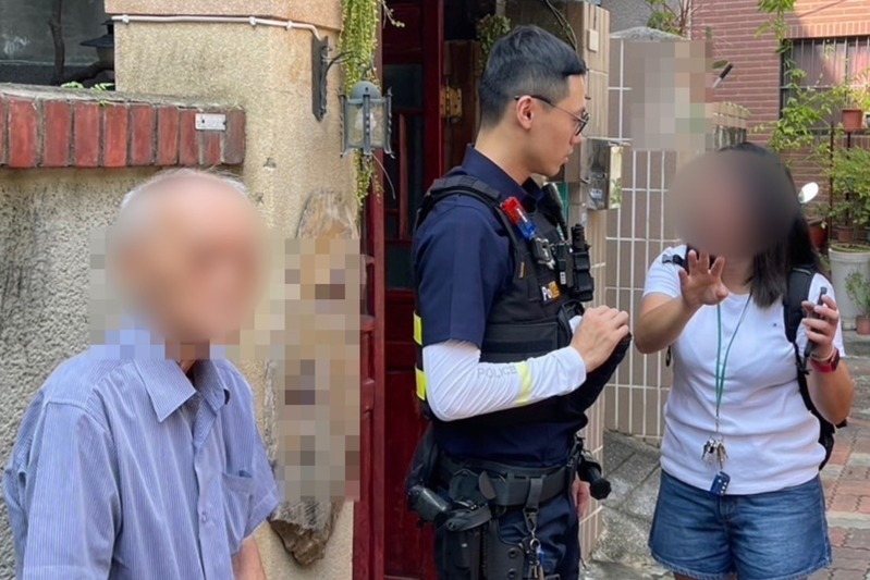 88歲林姓老翁(左)獨自在台南市區詢問咖啡店老闆娘(右)他老婆的行蹤,所幸市警二分局博愛派出所警員蔡淳丞(中)確認身分後,將老翁送回住處。記者黃宣翰/翻攝 88歲林姓老翁(左)獨自在台南市區詢問咖啡店老闆娘(右)他老婆的行蹤,所幸市警二分局博愛派出所警員蔡淳丞(中)確認身分後,將老翁送回住處。記者黃宣翰/翻攝