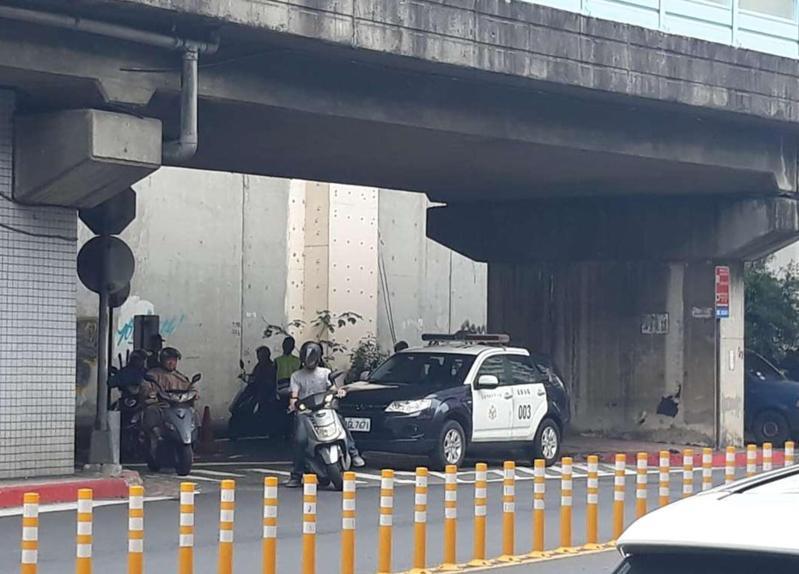 警方在中興橋機車專用道往台北方向匝道出口設置臨檢點引發安全疑慮。圖／台北市議員洪婉臻提供