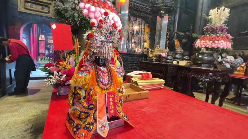 北港朝天宮這尊媽祖神像被人以恭迎媽祖參加廟會作客之名迎走,再上網以自家二手媽祖拍賣販售,沒想到輾轉又回到朝天宮,十分神奇。記者蔡維斌/攝影 北港朝天宮這尊媽祖神像被人以恭迎媽祖參加廟會作客之名迎走,再上網以自家二手媽祖拍賣販售,沒想到輾轉又回到朝天宮,十分神奇。記者蔡維斌/攝影