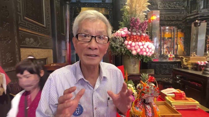 北港朝天宮祭祀組長紀仁智說明媽祖被騙走上網拍賣,又如何被雲林善士買走再送回朝天宮的過程,頗為神奇。記者蔡維斌/攝影 北港朝天宮祭祀組長紀仁智說明媽祖被騙走上網拍賣,又如何被雲林善士買走再送回朝天宮的過程,頗為神奇。記者蔡維斌/攝影
