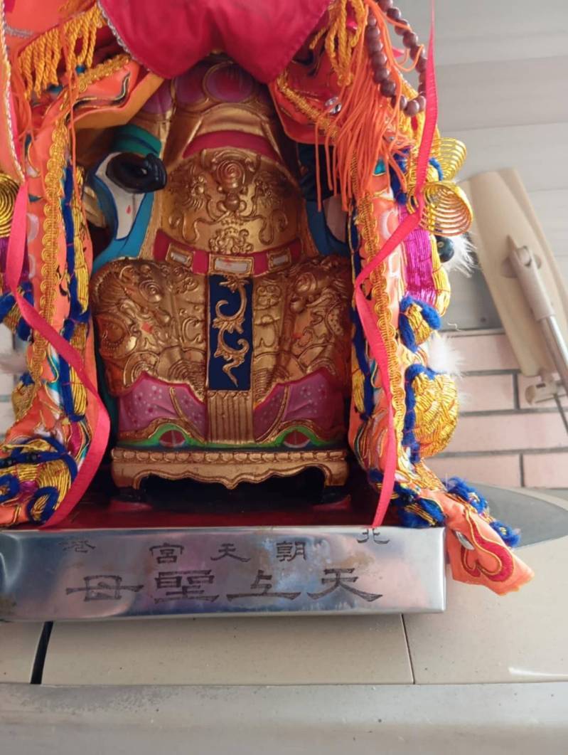 被買走的朝天宮神像底座是刻有朝天宮字樣的金屬底座,一眼即可認出是朝天宮真尊媽祖。記者蔡維斌/翻攝 被買走的朝天宮神像底座是刻有朝天宮字樣的金屬底座,一眼即可認出是朝天宮真尊媽祖。記者蔡維斌/翻攝