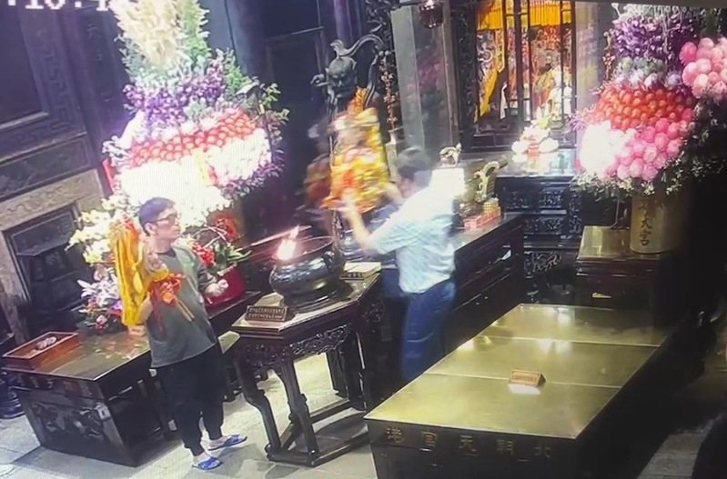 從朝天宮監視器發現許姓男子和另一名朋友(左一)到朝天宮迎請媽祖回北部廟會「作客」的過程。記者蔡維斌/翻攝 從朝天宮監視器發現許姓男子和另一名朋友(左一)到朝天宮迎請媽祖回北部廟會「作客」的過程。記者蔡維斌/翻攝