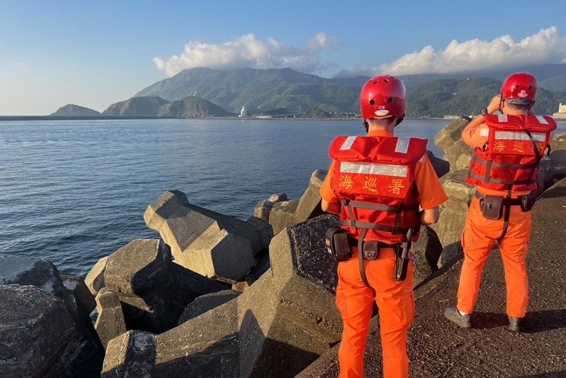 海巡署展開陸海空三線搜索，截至今天上午尚未發現簡姓船長，持續搜救中。