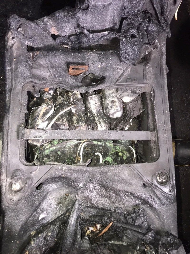 台南市安平區9月間發生微型電動二輪車停放於大樓地下室停車場自燃起火。消防局火災調查科人員今天查出，發現是網路購買微型電動二輪車，車主擅自改加裝鋰電池模組造成自燃起火。記者黃宣翰／翻攝