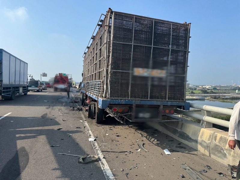 台61線西濱快速道路彰化漢寶路段南下186公里處，今天上午發生一輛載雞貨車與載牛奶槽車追撞事故，牛奶傾瀉滿地，兩司機自行脫困，1人受傷。圖／消防局提供
