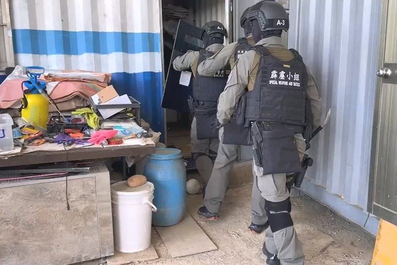南投縣吳姓男子涉恐嚇取財，刑事局中打出動特警，前往名間鄉工寮攻堅抓人。記者陳宏睿／翻攝