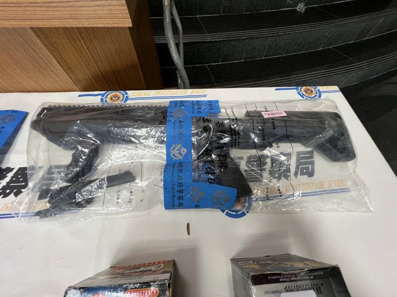 南投縣吳姓男子涉恐嚇取財，刑事局中打攻堅，查扣罕見KSG霰彈槍、子彈等贓證物。記者陳宏睿／攝影